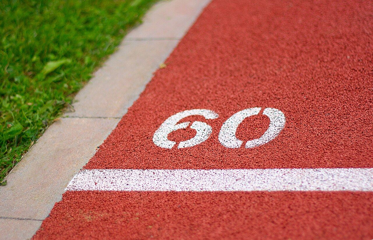 Il numero 60 dipinto sulla gomma della pista