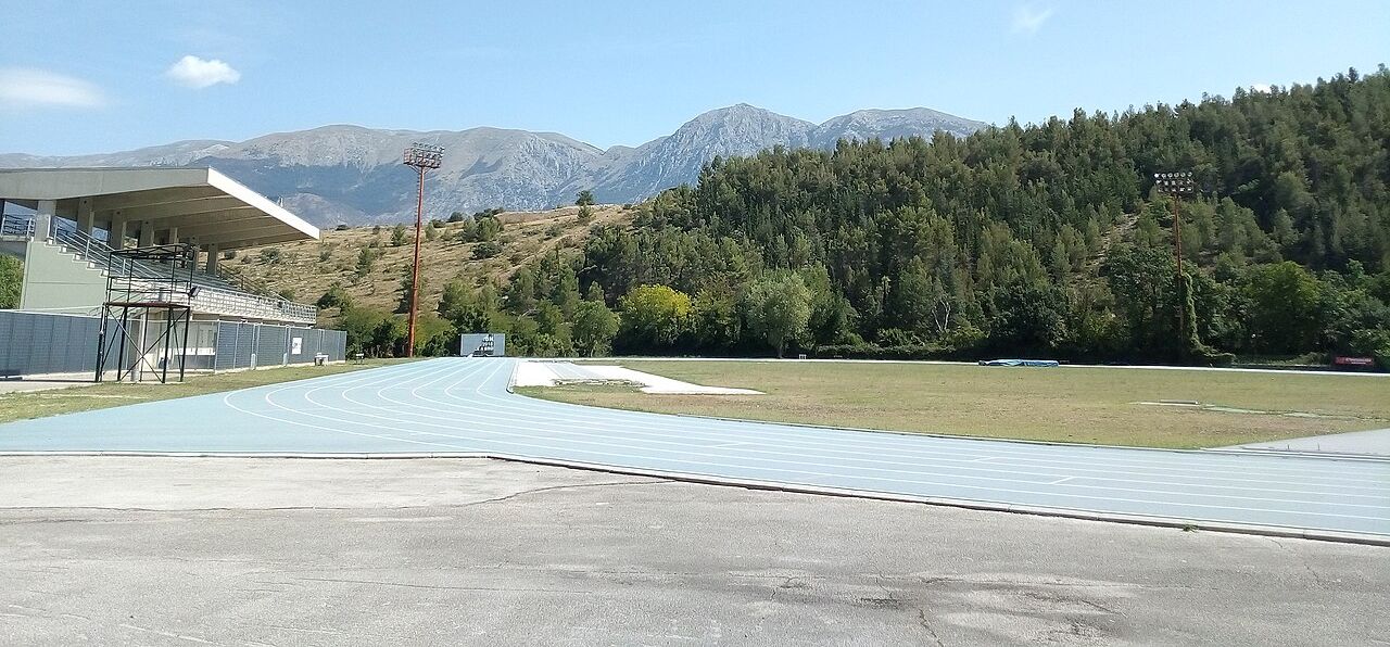 Pista di atletica di Sulmona con l'Appennino sullo sfondo